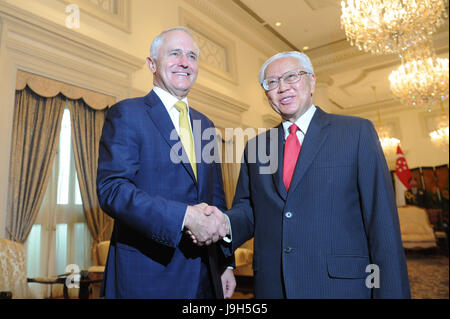 Singapour. 2 juin, 2017. Le président de Singapour Tony Tan (R) rencontre avec le Premier Ministre australien Malcolm Turnbull à Singapour le 2 juin 2017. Turnbull a entamé une visite officielle de trois jours à Singapour, le vendredi. Credit : Puis Chih Wey/Xinhua/Alamy Live News Banque D'Images