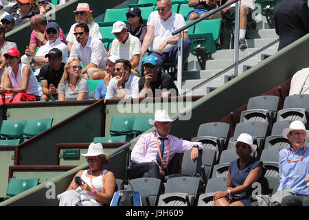 Paris, France. 1er juin 2017. (C) YAN LERVAL/AFLO - ancien joueur puis entraîneur suédois Magnus Norman et croate amie Donna Vekic suivent le joueur de tennis suisse Stan Wawrinka en action lors de son match au 2ème tour de l'ATP Open de France à Roland Garros contre l'Ukrainien Alexandr Dolgopolov tennis player on Juin 1, 2017 in Paris, France. Credit : Yan Lerval/AFLO/Alamy Live News Banque D'Images