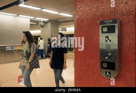 Hong Kong, Chine. 30 mai, 2017. La ligne d'aide est vu à la station de métro Mong Kok à Hong Kong, Chine du sud, le 30 mai 2017. Hong Kong a construit plusieurs types d'installations et de mettre en place des installations pour la commodité de la vie des gens. 1 juillet 2017 marque le 20e anniversaire de la déclaration de Hong Kong à la patrie. Credit : Liu Yun/Xinhua/Alamy Live News Banque D'Images