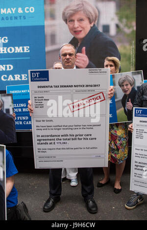 Londres, Royaume-Uni. 2 juin, 2017. Les libéraux démocrates et leur porte-parole Edward Davey manifestation devant le siège du parti conservateur contre le projet de taxe sur la démence par le Premier ministre Theresa May. Ils ont organisé de fausses cartes nationales agence immobilière appelée 'Theresa Mai et co'. Crédit : Images éclatantes/Alamy Live News Banque D'Images