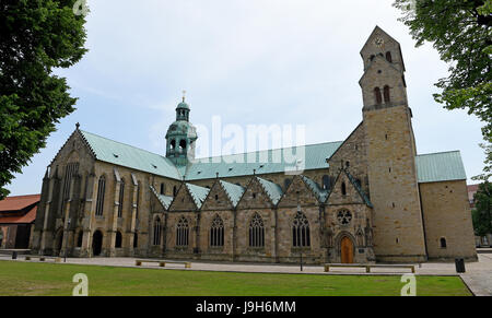 Hildesheim, Allemagne. 30 mai, 2017. La Cathédrale de l'assomption de Marie est représenté à Hildesheim, Allemagne, 30 mai 2017. Une masse de l'évêque à la Cathédrale de l'assomption de Marie et un festival dans le service de l'Église d'arrêt dans la 13e Journée du patrimoine mondial de l'UNESCO sur le dimanche de Pentecôte (04 juin) à Hildesheim. Photo : Holger Hollemann/dpa/Alamy Live News Banque D'Images