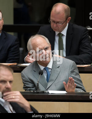 Berlin, Allemagne. 09Th Juin, 2017. Le ministre allemand des Finances Wolfgang Schäuble (CDU) prend la parole lors de la réunion du Parlement allemand à Berlin, Allemagne, 02 juin 2017. Photo : Bernd von Jutrczenka/dpa/Alamy Live News Banque D'Images