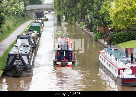 Le temps humide de la péniche voyageant le long du canal de Shropshire Union dans le village de Nantwich, Cheshire, Royaume-Uni Banque D'Images