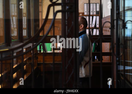 Berlin, Allemagne. 09Th Juin, 2017. Gadzhimurad K. se tient dans la salle d'audience à Berlin, Allemagne, 02 juin 2017. Le défendeur a pour répondre à des accusations pour suspicion de soutien de la milice terroriste est. Photo : Paul Zinken/dpa/Alamy Live News Banque D'Images