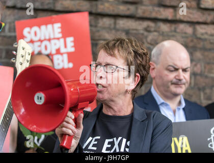 Londres, Royaume-Uni. 2 juin, 2017. Amnesty International UK/Stonewall de protestation contre la répression LGBTI en Tchétchénie à l'extérieur de l'ambassade de Russie à Londres. Kate Allen, directrice d'amnesty international UK. Carol crédit Moir/Alamy Live News. Banque D'Images