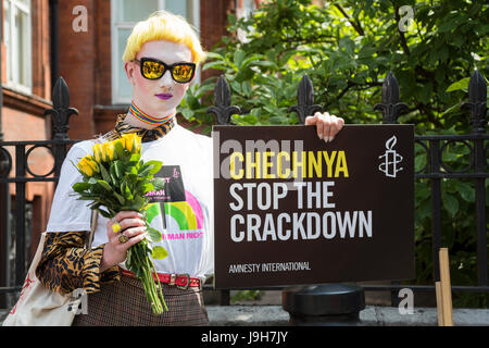 Londres, Royaume-Uni. 2 juin, 2017. Actvists d'Amnesty International une étape "nous" de protestation devant l'ambassade de Russie à Londres au cours de la répression LGTBI en Tchétchénie. En avril, des sources crédibles en Russie a indiqué que plus de 100 hommes, l'idée d'être gay avaient été enlevés, torturés ou même tués dans le sud de la république russe de Tchétchénie en ce qui semblait être une purge. Crédit : Images éclatantes/Alamy Live News Banque D'Images