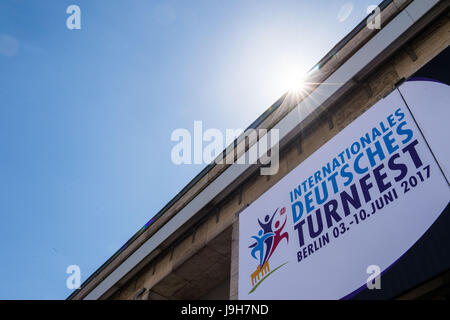 Berlin, Allemagne. 09Th Juin, 2017. Le logo de la gymnastique française International est fixé à l'entrée nord de la foire de Berlin, Allemagne, 02 juin 2017. Photo : Lino Mirgeler/dpa/Alamy Live News Banque D'Images