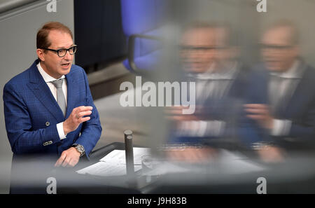 Berlin, Allemagne. 09Th Juin, 2017. Le ministre allemand des transports Alexander Dobrindt (CSU) parle à la 238e séance du Parlement allemand à Berlin, Allemagne, 02 juin 2017. Photo : Britta Pedersen/dpa-Zentralbild/dpa/Alamy Live News Banque D'Images