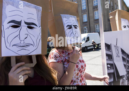 2 juin, 2017 - Berlin, Berlin, Allemagne - Commémoration du 50e anniversaire de la mort de BENNO OHNESORG devant la mairie Schoeneberg. Le Dr DIRK BEHRENDT, le sénateur pour la justice, la protection des consommateurs et l'antidiscrimination, GRETCHEN KLOTZ-DUTSCHKE, ancien militant étudiant, et Wolfgang Wieland, défenseur de la Justice, le rember manifestations contre la visite du Shah à l'hôtel de ville et de l'intervention de la police.BENNO OHNESORG était étudiant à la Freie UniversitÃ¤t Berlin et a participé à des manifestations contre l'Ouest visite de Berlin du Shah Reza Pahlavi le 2 juin. Le soir suivant Banque D'Images