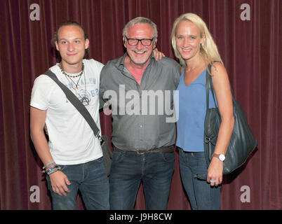 Munich, Allemagne. 01 Juin, 2017. Singer-songwriter Konstantin Wecker, son épouse Annick et son fils rire Tamino lors d'une pause de son concert anniversaire au Circus Krone à Munich, Allemagne, 01 juin 2017. Wecker a célébré son 70e anniversaire en ce jour et part en tournée avec son programme "Poesie und Widerstand" (lit. La poésie et la résistance). Photo : Ursula Düren/dpa/Alamy Live News Banque D'Images