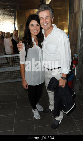 Munich, Allemagne. 01 Juin, 2017. Couple acteur Timothy Peach et Nicola Tiggeler sourire avant le befinning auteur-compositeur de Konstantin Wecker's concert anniversaire au Circus Krone à Munich, Allemagne, 01 juin 2017. Wecker a célébré son 70e anniversaire en ce jour et part en tournée avec son programme "Poesie und Widerstand" (lit. La poésie et la résistance). Photo : Ursula Düren/dpa/Alamy Live News Banque D'Images