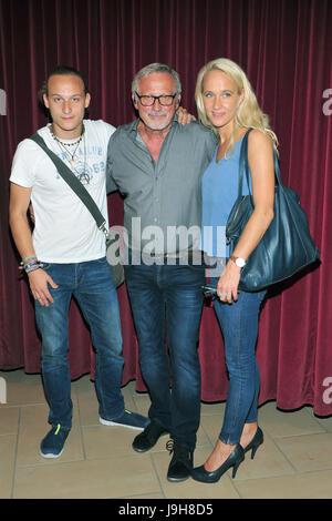 Munich, Allemagne. 01 Juin, 2017. Singer-songwriter Konstantin Wecker, son épouse Annick et son fils rire Tamino lors d'une pause de son concert anniversaire au Circus Krone à Munich, Allemagne, 01 juin 2017. Wecker a célébré son 70e anniversaire en ce jour et part en tournée avec son programme "Poesie und Widerstand" (lit. La poésie et la résistance). Photo : Ursula Düren/dpa/Alamy Live News Banque D'Images