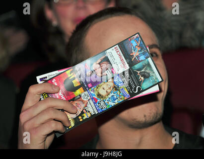 Munich, Allemagne. 01 Juin, 2017. Le fils aîné de l'auteur-compositeur Konstantin Wecker Valentin Balthasar Wecker cache son visage lors de l'anniversaire de son père les concerts au Circus Krone à Munich, Allemagne, 01 juin 2017. Wecker a célébré son 70e anniversaire en ce jour et part en tournée avec son programme "Poesie und Widerstand" (lit. La poésie et la résistance). Photo : Ursula Düren/dpa/Alamy Live News Banque D'Images