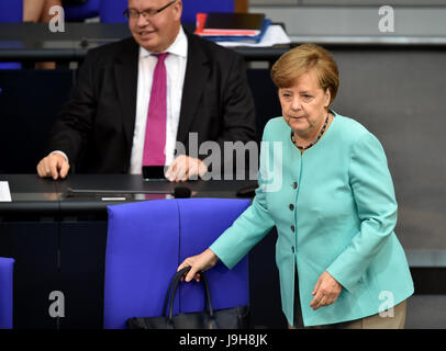 Berlin, Allemagne. 09Th Juin, 2017. La chancelière allemande Angela Merkel arrive à assister à la 238e session du Bundestag à Berlin, Allemagne, 02 juin 2017. Photo : Britta Pedersen/dpa-Zentralbild/ZB/dpa/Alamy Live News Banque D'Images