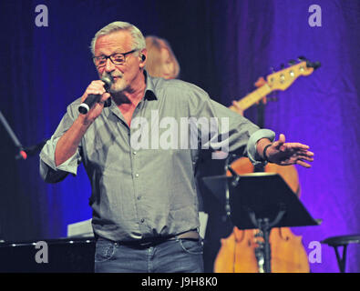 Munich, Allemagne. 01 Juin, 2017. Singer-songwriter Konstantin Wecker chante pendant son concert anniversaire au Circus Krone à Munich, Allemagne, 01 juin 2017. Wecker a célébré son 70e anniversaire en ce jour et part en tournée avec son programme "Poesie und Widerstand" (lit. La poésie et la résistance). Photo : Ursula Düren/dpa/Alamy Live News Banque D'Images