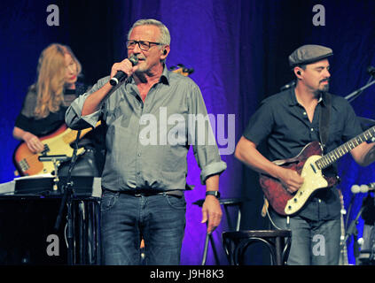 Munich, Allemagne. 01 Juin, 2017. Singer-songwriter Konstantin Wecker chante pendant son concert anniversaire au Circus Krone à Munich, Allemagne, 01 juin 2017. Wecker a célébré son 70e anniversaire en ce jour et part en tournée avec son programme "Poesie und Widerstand" (lit. La poésie et la résistance). Photo : Ursula Düren/dpa/Alamy Live News Banque D'Images