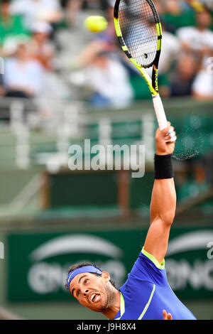 Paris. 2 juin, 2017. L'Espagne de Rafael Nadal sert la balle à Nikoloz Basilashvili de Géorgie au cours de la simple messieurs 3ème tour à l'Open de France 2017 Tournoi de tennis à Paris, France le 2 juin 2017. Crédit : Chen Yichen/Xinhua/Alamy Live News Banque D'Images