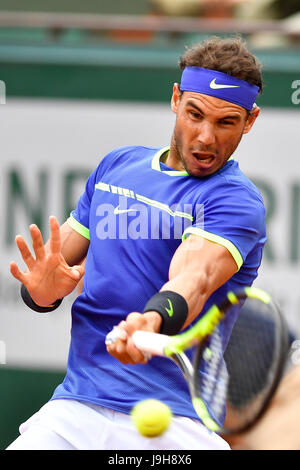 Paris. 2 juin, 2017. Rafael Nadal de l'Espagne renvoie la balle à Nikoloz Basilashvili de Géorgie au cours de la simple messieurs 3ème tour à l'Open de France 2017 Tournoi de tennis à Paris, France le 2 juin 2017. Crédit : Chen Yichen/Xinhua/Alamy Live News Banque D'Images