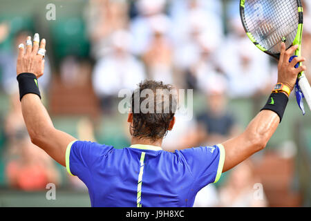 Paris. 2 juin, 2017. Rafael Nadal de l'Espagne célèbre après le 3ème tour du tournoi match contre Nikoloz Basilashvili de Géorgie au French Open Tennis Tournament 2017 à Paris, France le 2 juin 2017. Crédit : Chen Yichen/Xinhua/Alamy Live News Banque D'Images