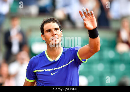 Paris. 2 juin, 2017. Rafael Nadal de l'Espagne célèbre après le 3ème tour du tournoi match contre Nikoloz Basilashvili de Géorgie au French Open Tennis Tournament 2017 à Paris, France le 2 juin 2017. Crédit : Chen Yichen/Xinhua/Alamy Live News Banque D'Images