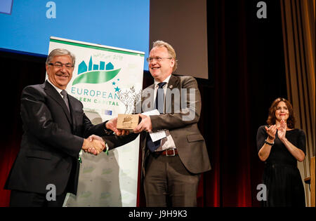 GrŸne EuropŠische Hauptstadt Europas, die Kommission der en verkŸndete Lichtburg Essen den Gewinner des Awards de la Capitale verte de l'ãEuropean 2019Ò, capitale verte européenne, EGC Cérémonie de remise des Prix, Monsieur le Commissaire Carmen Vella avec CAPITAL VERT 2019 gagnant Maire d'Oslo, M. Raymond Johansen. Banque D'Images