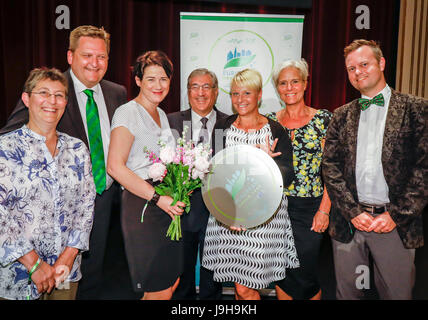 GrŸne EuropŠische Hauptstadt Europas, die Kommission der en verkŸndete Lichtburg Essen den Gewinner des Awards ãEuropean vert feuille 2018Ò, capitale verte européenne, EGC Cérémonie de remise des Prix, Monsieur le Commissaire Karmenu Vella avec Feuille verte 2018 VŠxjš gagnant délégation (Maire de VŠxjš, Mme Anna Tenje organise le prix) Banque D'Images