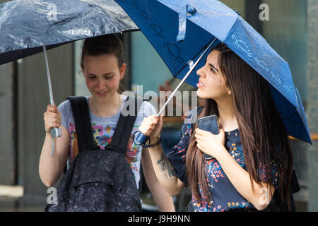 Soho, London, UK. Le 2 juin 2017. Deux femmes attendre que l'averse d'arrêter comme l'un des orages prédit par le Met Office passe sur Old Compton Street à Soho, Londres. Crédit : Paul Davey/Alamy Live News Banque D'Images