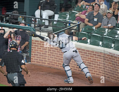 Baltimore, États-Unis. 31 mai, 2017. Nouvelle York Yankee catcher Austin Romine (27) capture un foul pop venant du bâton de Baltimore Orioles catcher Caleb Joseph (36) dans la sixième manche à l'Oriole Park at Camden Yards de Baltimore, MD, le mercredi 31 mai 2017. Credit : Ron Sachs/CNP (restriction : NO New York ou le New Jersey Journaux ou journaux dans un rayon de 75 km de la ville de New York) - AUCUN FIL SERVICE - Photo : Ron Sachs/consolidé Nouvelles Photos/Ron Sachs - CNP/dpa/Alamy Live News Banque D'Images