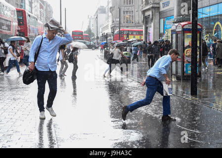Londres, Royaume-Uni. 2 juin, 2017. UK - Les usagers, consommateurs et aux touristes réagissent face à un orage soudain qui apporte une forte averse à Oxford Street. Crédit : Stephen Chung/Alamy Live News Banque D'Images