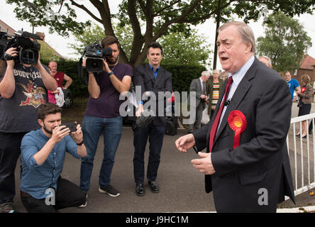 Mansfield, Nottinghamshire, Angleterre. 2 juin 2017. John Prescott Prescott (seigneur) ancien leader adjoint du Parti du Travail et de la main-d'candidatMe Mansfield Sir Alan Meale parlant de campagne lors d'un rassemblement de la population siège de Mansfield, Nottinghamshire pour la 8e élection générale Juin Alan Beastall/Alamy Live News Banque D'Images