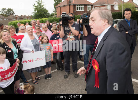 Mansfield, Nottinghamshire, Angleterre. 2 juin 2017. John Prescott Prescott (seigneur) ancien leader adjoint du Parti du Travail et de la main-d'candidatMe Mansfield Sir Alan Meale parlant de campagne lors d'un rassemblement de la population siège de Mansfield, Nottinghamshire pour la 8e élection générale Juin Alan Beastall/Alamy Live News Banque D'Images