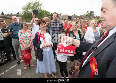 Mansfield, Nottinghamshire, Angleterre. 2 juin 2017. John Prescott Prescott (seigneur) ancien leader adjoint du Parti du Travail et de la main-d'candidatMe Mansfield Sir Alan Meale parlant de campagne lors d'un rassemblement de la population siège de Mansfield, Nottinghamshire pour la 8e élection générale Juin Alan Beastall/Alamy Live News Banque D'Images