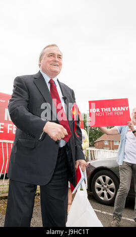 Mansfield, Nottinghamshire, Angleterre. 2 juin 2017. John Prescott Prescott (seigneur) ancien leader adjoint du Parti du Travail et de la main-d'candidatMe Mansfield Sir Alan Meale parlant de campagne lors d'un rassemblement de la population siège de Mansfield, Nottinghamshire pour la 8e élection générale Juin Alan Beastall/Alamy Live News Banque D'Images