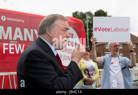 Mansfield, Nottinghamshire, Angleterre. 2 juin 2017. John Prescott Prescott (seigneur) ancien leader adjoint du Parti du Travail et de la main-d'candidatMe Mansfield Sir Alan Meale parlant de campagne lors d'un rassemblement de la population siège de Mansfield, Nottinghamshire pour la 8e élection générale Juin Alan Beastall/Alamy Live News Banque D'Images