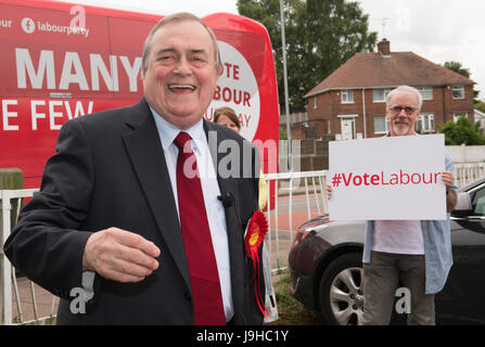 Mansfield, Nottinghamshire, Angleterre. 2 juin 2017. John Prescott Prescott (seigneur) ancien leader adjoint du Parti du Travail et de la main-d'candidatMe Mansfield Sir Alan Meale parlant de campagne lors d'un rassemblement de la population siège de Mansfield, Nottinghamshire pour la 8e élection générale Juin Alan Beastall/Alamy Live News Banque D'Images