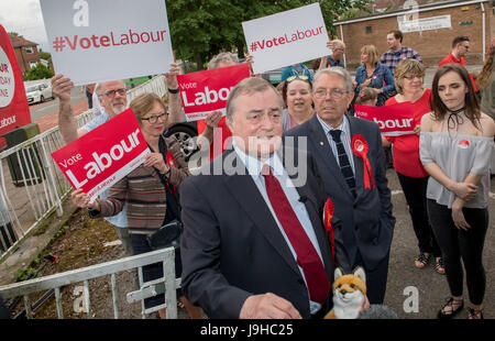 Mansfield, Nottinghamshire, Angleterre. 2 juin 2017. John Prescott Prescott (seigneur) ancien leader adjoint du Parti du Travail et de la main-d'candidatMe Mansfield Sir Alan Meale parlant de campagne lors d'un rassemblement de la population siège de Mansfield, Nottinghamshire pour la 8e élection générale Juin Alan Beastall/Alamy Live News Banque D'Images