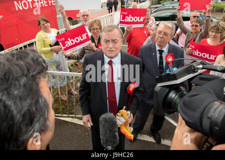 Mansfield, Nottinghamshire, Angleterre. 2 juin 2017. John Prescott Prescott (seigneur) ancien leader adjoint du Parti du Travail et de la main-d'candidatMe Mansfield Sir Alan Meale parlant de campagne lors d'un rassemblement de la population siège de Mansfield, Nottinghamshire pour la 8e élection générale Juin Alan Beastall/Alamy Live News Banque D'Images