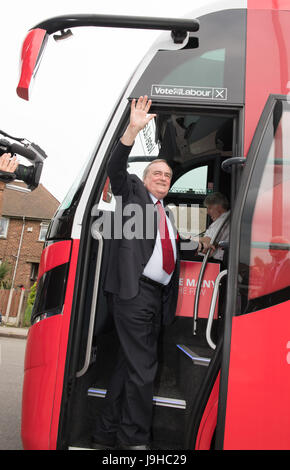 Mansfield, Nottinghamshire, Angleterre. 2 juin 2017. John Prescott Prescott (seigneur) ancien leader adjoint du Parti du Travail et de la main-d'candidatMe Mansfield Sir Alan Meale parlant de campagne lors d'un rassemblement de la population siège de Mansfield, Nottinghamshire pour la 8e élection générale Juin Alan Beastall/Alamy Live News Banque D'Images