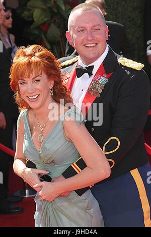 2 juin 2017 : FICHIER PHOTO : comédien américain KATHY GRIFFIN, qui a suscité l'indignation en organisant une séance photo avec l'PresidentTrump tête coupée, a accusé le président de chercher à détruire. Griffin, 56 ans, a éclaté en sanglots le vendredi à une conférence de presse appelée avec les droits de la femme avocat Lisa Bloom. Le Service secret, dit-elle, ont été impliqués, quelque chose qu'ils ont refusé de confirmer. Sur la photo : le 28 août 2006 - Hollywood, Californie, États-Unis - K49429EG.58E Primetime Emmy Awards - Arrivals - Shrine Auditorium, LOS ANGELES, CALIFORNIE. 08-27-2006. - 2006.KATHY GRIFFIN(Image Crédit : © Ed Ge Banque D'Images