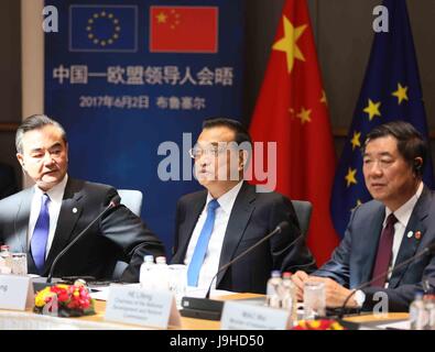 Bruxelles, Belgique. 2 juin, 2017. Le Premier ministre chinois Li Keqiang (C) assiste à la 19e sommet Chine-UE à Bruxelles, Belgique, le 2 juin 2017. Credit : Liu Weibing/Xinhua/Alamy Live News Banque D'Images