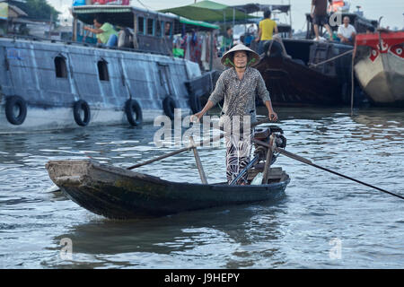 Femme au chapeau conique sur le bateau au marché flottant de Cai Rang, Can Tho, Delta du Mékong, Vietnam Banque D'Images