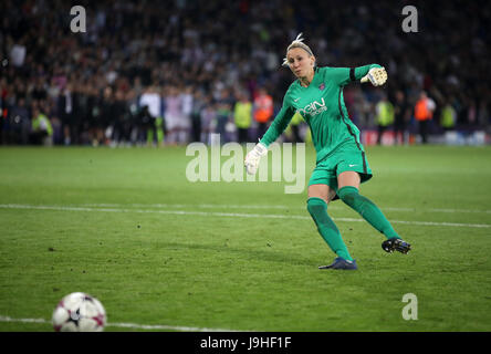 Paris Saint-Germain gardien Katarzyna Kiedrzynek rate un mort au cours de l'UEFA Women's Champions League au Cardiff City Stadium. Banque D'Images