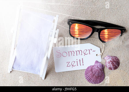 Appartement ensoleillé de l'été signifie jeter l'étiquette Sommerzeit Summertime Banque D'Images