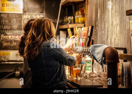 Barman versez une bière à Dallas, au Texas. Banque D'Images