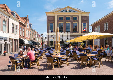 Les gens à l'extérieur terrasse de cafés sur place, dans la vieille ville de Brielle, Hollande méridionale, Pays-Bas Banque D'Images