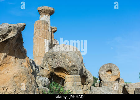 Abstrait et conceptuel de la Grèce antique à Agrigente. Le temple grec de l'Université Concordia, l'ancienne ville d'Akragas, situé dans la vallée de la Modèle caractéristique Banque D'Images