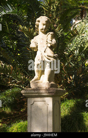 La statue d'un petit garçon ou un chérubin à Monte Palace Tropical Garden, Funchal, Madère Banque D'Images