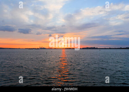 Vue sur le port de New York au coucher du soleil. Banque D'Images