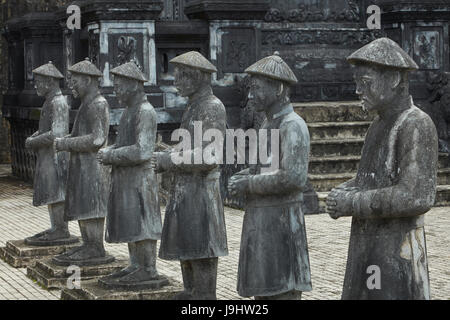 Mandarin Pierre gardes d'honneur au tombeau de Khai Dinh, Hue, la côte centrale du nord du Vietnam, Banque D'Images