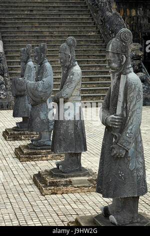 Mandarin Pierre gardes d'honneur au tombeau de Khai Dinh, Hue, la côte centrale du nord du Vietnam, Banque D'Images